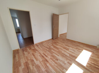 Na prenájom 4-izbový nezariadený byt po celkovej rekonštrukc - 3