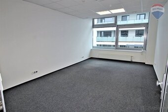 Na prenájom moderná kancelária v centre mesta - 3