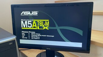 Starší PC s monitorom - 3