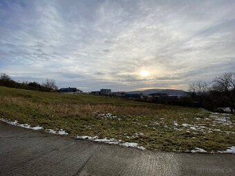 Predáme investičný pozemok s výhľadom na hrad Devín. - 3