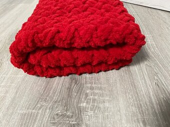 Háčkovaná červená deka z jemnej eco vlny - 3