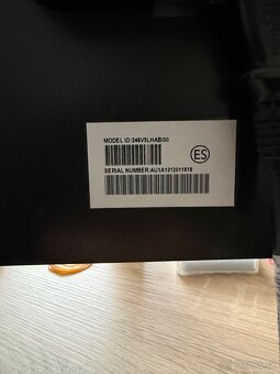 Predám 24-palcový LCD monitor Philips - 3