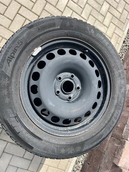 Predám zimné pneu Michelin 215/60 R 16 - 3