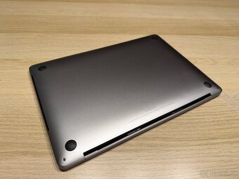 Macbook Pro 13-inch, 4 Thunderbolt 3 porty - 3