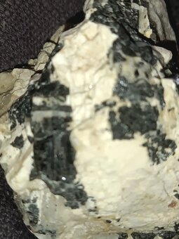 Čierny turmalín v hornine - 3