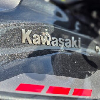 Kawasaki Z900 2025 červená - 3