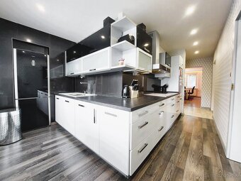 Ojedinelý 4+1 izbový byt s dvomi pivnicami a parkovaním, - 3