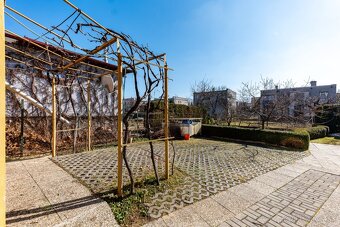 Predám vináreň s dvomi garážami - 3