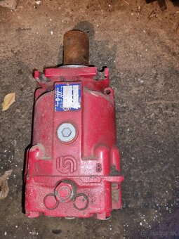 Predám hydromotor kombajn case MDW 527 - 3