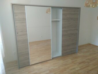 Veľka šatníková skriňa s posúvnymi dverami - 3