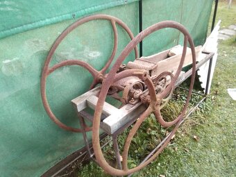 Studňa koleso stôl starožitnosti mam 3kusi cca 1m - 3
