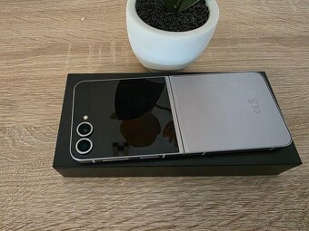 Samsung Galaxy Z Flip 6 - 3