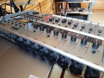 Zoom r24 - rekorder/ 8 stop /24bit, sampler, USB zvuk karta - 3