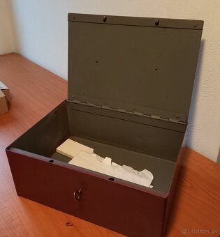 Kovová uzamykateľná príručná pokladnica - 3