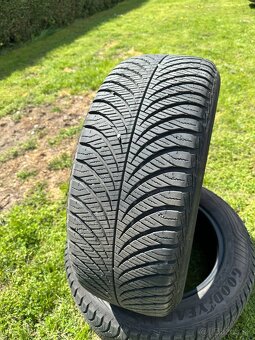 Goodyear 235/55R17 - 3