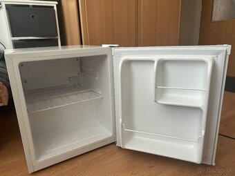 Predám chladničku s objemom 40 litrov. - 3