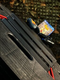 PlayStation 4 Pro 500 GB + 2 ovládače + hra - 3