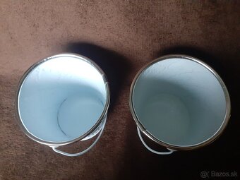 Kovové závesné biele kvetináče - vedierka - 3
