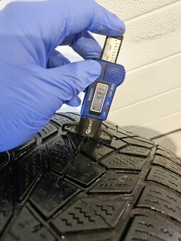 Zimné Pneu Hankook 235/45 R20 - 3
