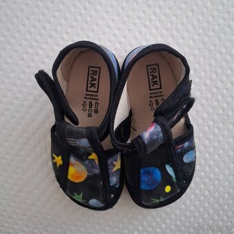 Inovatívne papučky RAK s uzavretou špicou veľkosť 22 - vesmí - 3