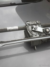 Predam mechanizmus stieracov (pantograf) s motorom VW GOLF V - 3