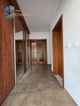 Exkluzívny 8-izbový rodinný dom s bazénom - Luxus a pohodlie - 3