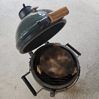 Big Green Egg MiniMax plus udiareň a kopec príslušenstva... - 3
