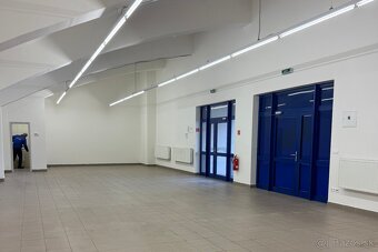 Obchodný priestor na prenájom  131 m² v polyfunkčnom centre - 3