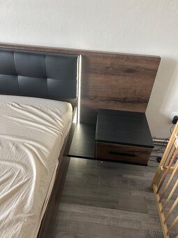Nová posteľ s nočnými stolíkmi a s lavicou - 3
