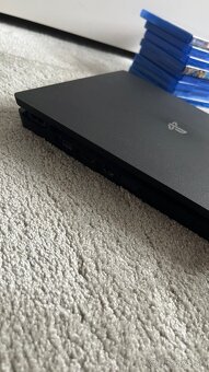 PlayStation 4 Slim + 2 ovládače + 6 hier - 3