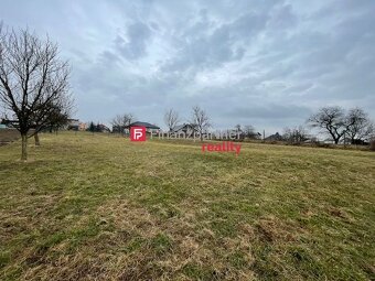 916m2 pozemok "Holčíkovce" na okamžitú výstavbu v starej č - 3