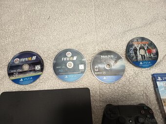 PS 4 malo hrane...komplet čo je na foto 130€ - 3
