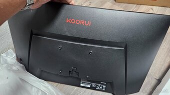 24 palcový zahnutý LCD monitor - 3