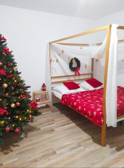 Zlatá kovová posteľ - 3