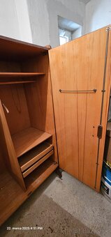 Stará šatníková skriňa - 3