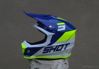 ľahká helma prilba bielo modrožltá fluo okuliare - 3