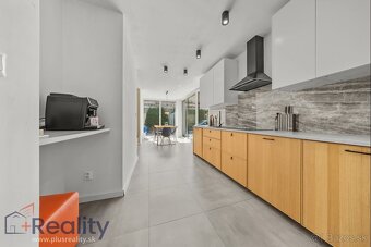 Moderný rodinný dom s veľkým pozemkom, terasou a zariadením - 3