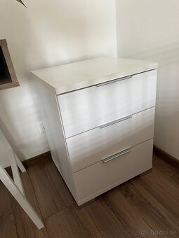 2ks biely stolík k posteli - 3