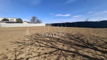 Na predaj pozemok v obci Čab - 820m2 - 3