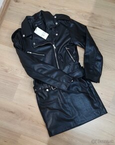 NOVÉ Zara sexy  čierne koženkové šaty s opaskom - 3