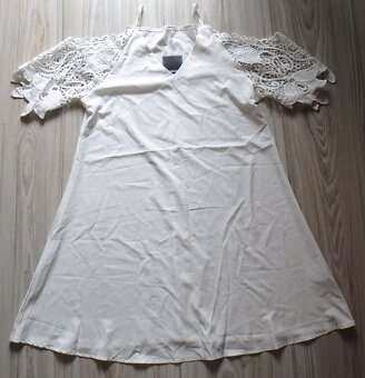 Biele minišaty s čipkou na rukávoch, v. M/L - 3