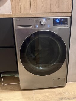 Úzka spredu plnená práčka LG strieborná - 3