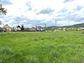 Slnečný a priestranný stavebný pozemok v centre obce Kriváň, - 3