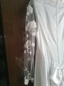 Svadobné šaty s červenými kvietkami - 3