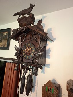 Predám funkčné starožitné kukučkové hodiny s líškou drevorez - 3
