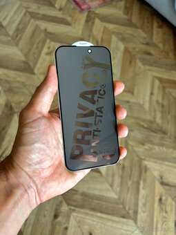 Top Privacy tmavé sklo na iPhone 15 a Phone 16 - 3