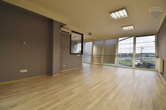 Na predaj nebytový priestor, 72 m2, vlastné parkovacie státi - 3