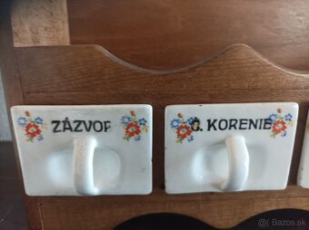 Starožitné koreničky v drevenej poličke - 3