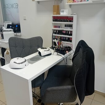 Stol na manikúru - 3