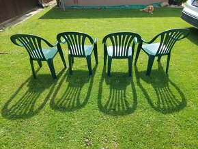 4 zelené plastové záhradné stoličky - 3